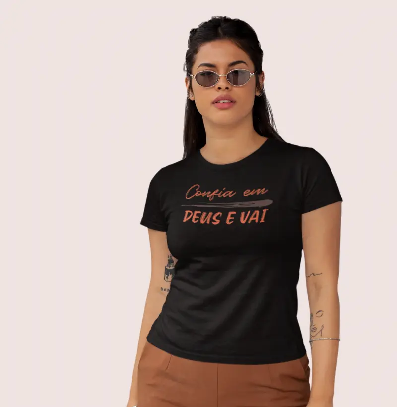 Camiseta Feminina Confia em Deus e Vai