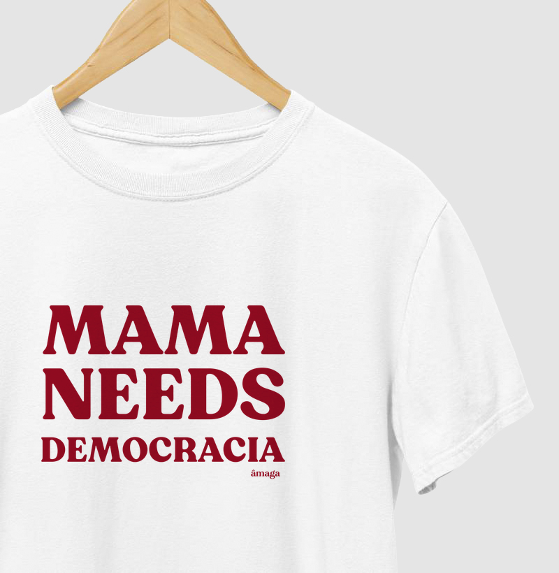 Mama Needs Democracia - Camiseta