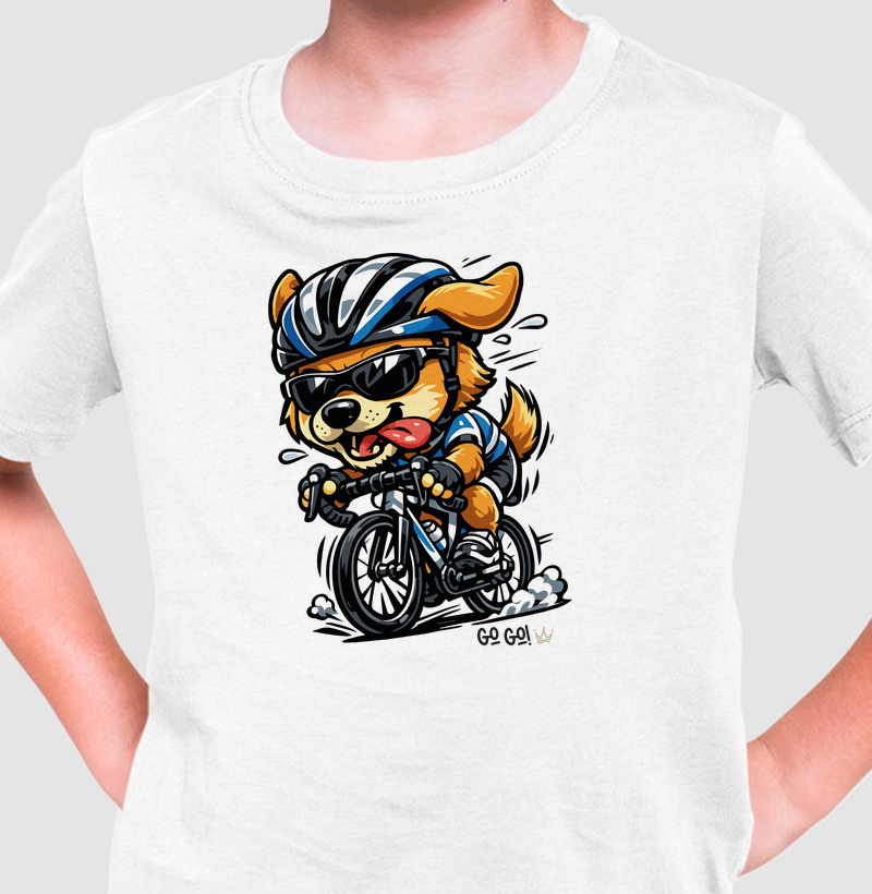 Cachorro radical pedalando