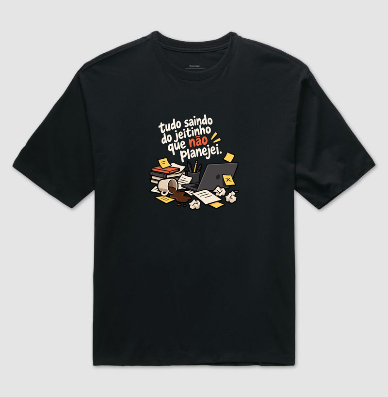 Tudo Saindo do Jeitinho que Não Planejei – Caos na Mesa - Camiseta Oversized