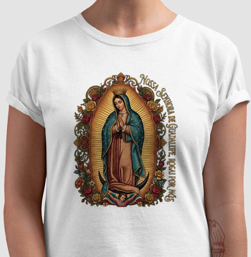 Camiseta Nossa Senhora de Guadalupe Moldura de Rosas
