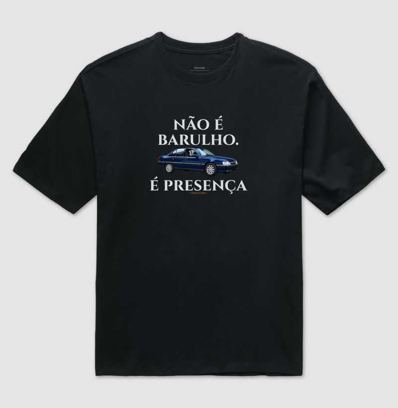 ômega, não é barulho, é presença! - Camiseta Oversized