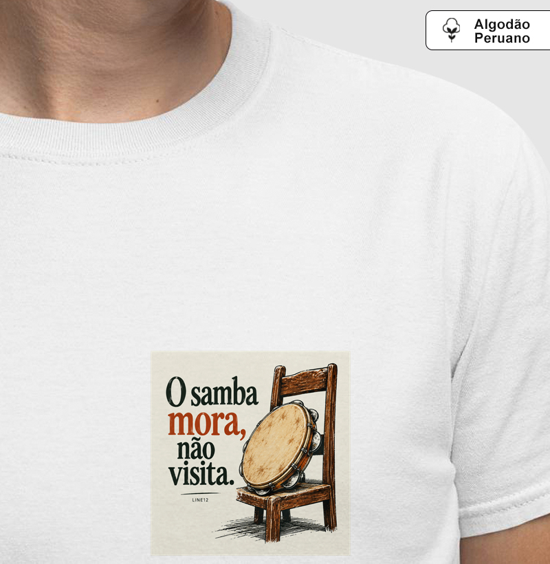 O SAMBA MORA, NÃO VISITA - Camiseta Algodão Peruano