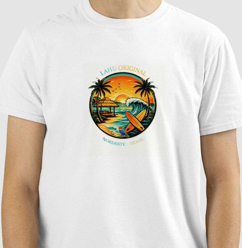 A “Lahu Original” captura o estilo de vida leve e autêntico das praias do Nordeste — sol, mar e boas vibrações. É uma estampa que fala diretamente ao coração de quem ama o litoral e o espírito surfista, tornando-se um sucesso absoluto entre os fãs da marca.