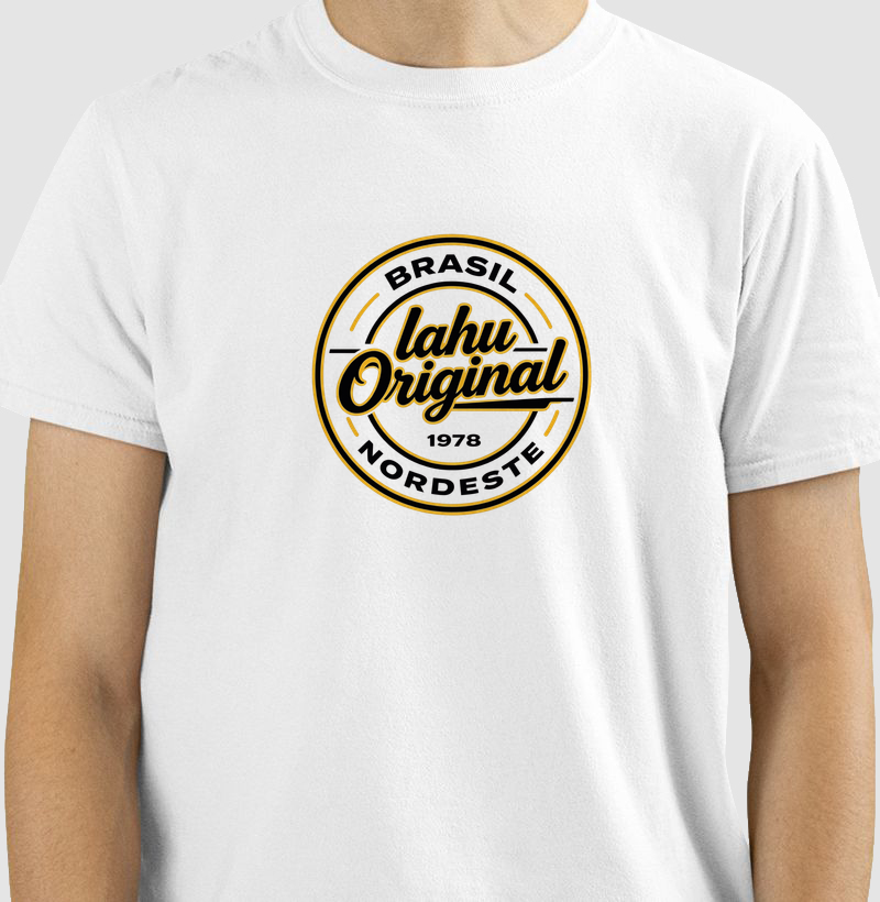 Mais que uma estampa: é um selo de autenticidade. Um designer clássico e atemporal, feito para durar e se destacar. - Camiseta