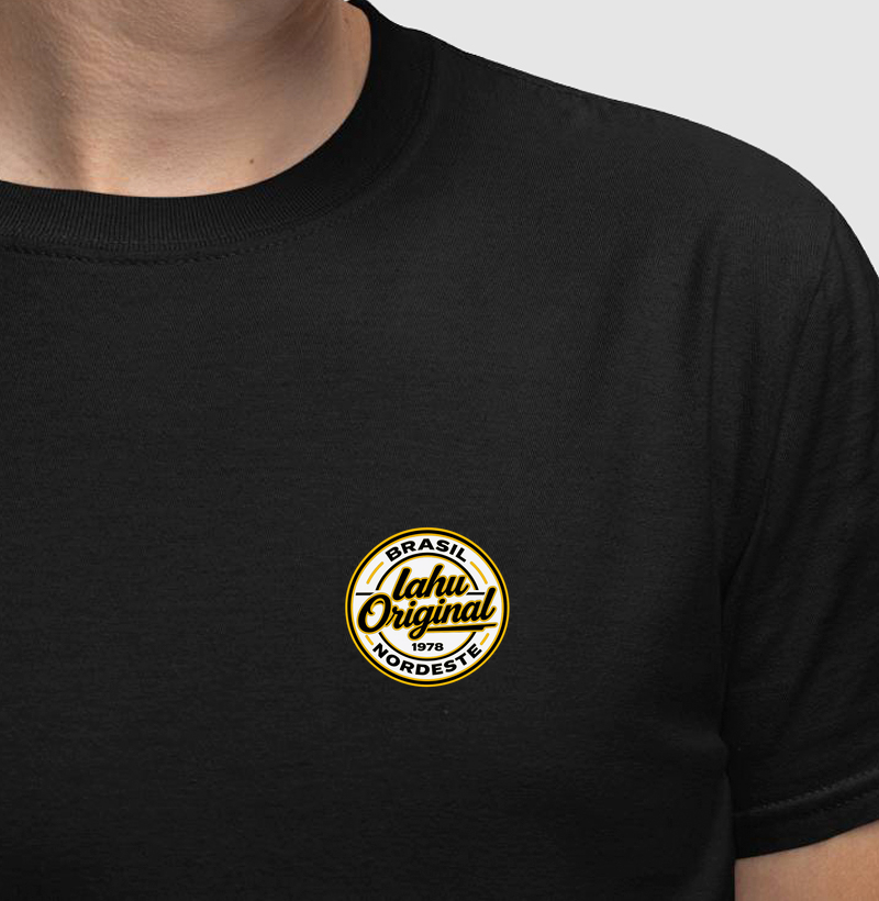 Feito para durar e se destacar:  Designer clássico - formato de brasão circular, linhas marcantes, letras com personalidade, cores ouro e preto que transmitem nobreza e solidez. - Camiseta
