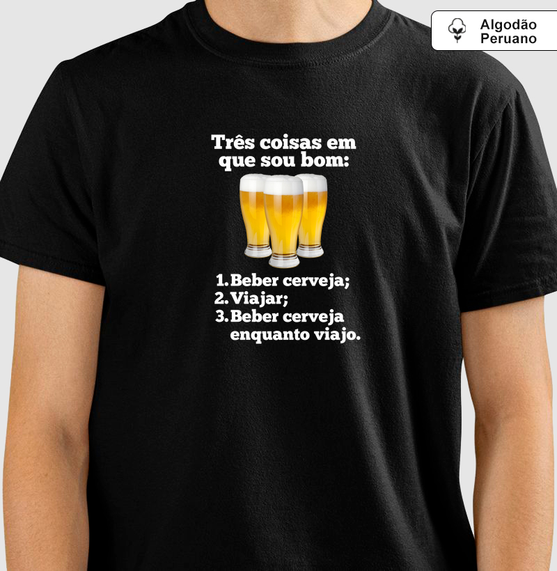 Três Coisas em Que Sou Bom: cerveja e viajar - Camiseta Algodão Peruano