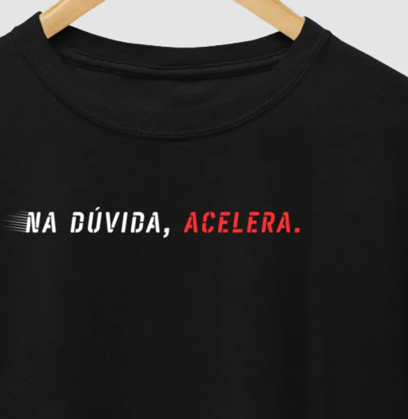 Na dúvida, acelera.
