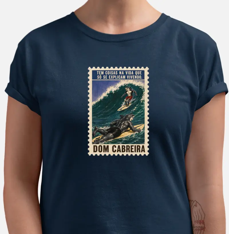 Camiseta Selo Vivendo a Vida do Surfe (feminina) - Camiseta