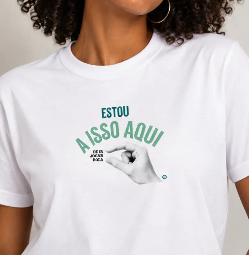 feminina de futebol estampa "a isso aqui" joga bonita