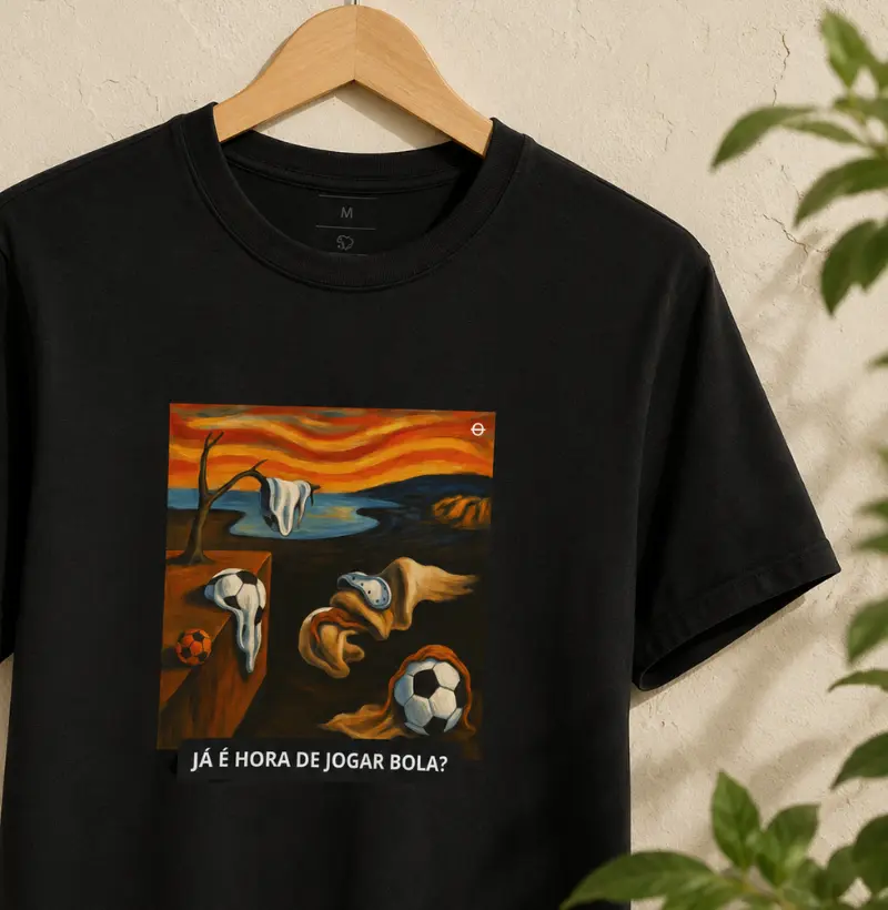 feminina de futebol estampa "salvador dali" joga bonita