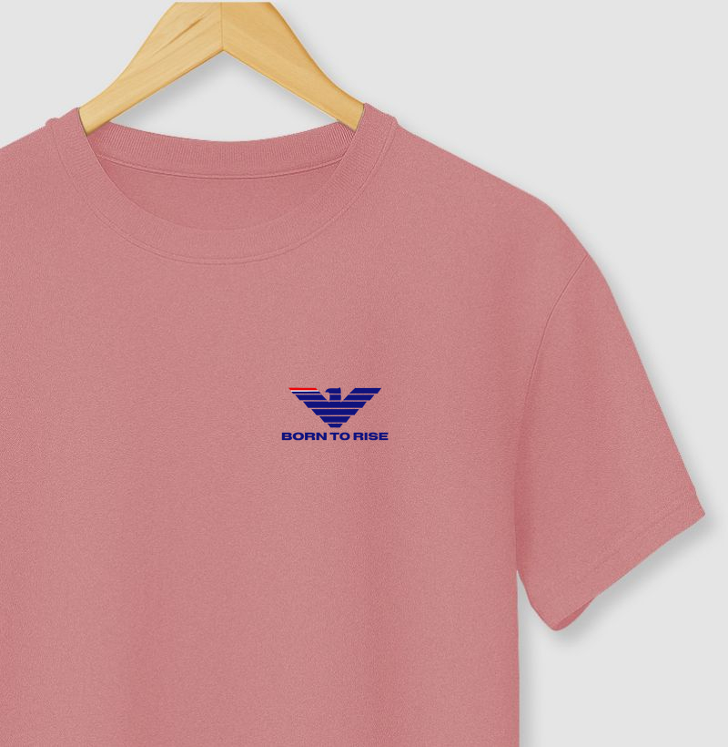 A estampa RISE AGAIN é um símbolo de confiança, superação e evolução. Com uma poderosa águia azul representando força, visão e liberdade, esta arte inspira aqueles que transformam desafios em oportunidades e nunca deixam de acreditar em seus sonhos. - Camiseta