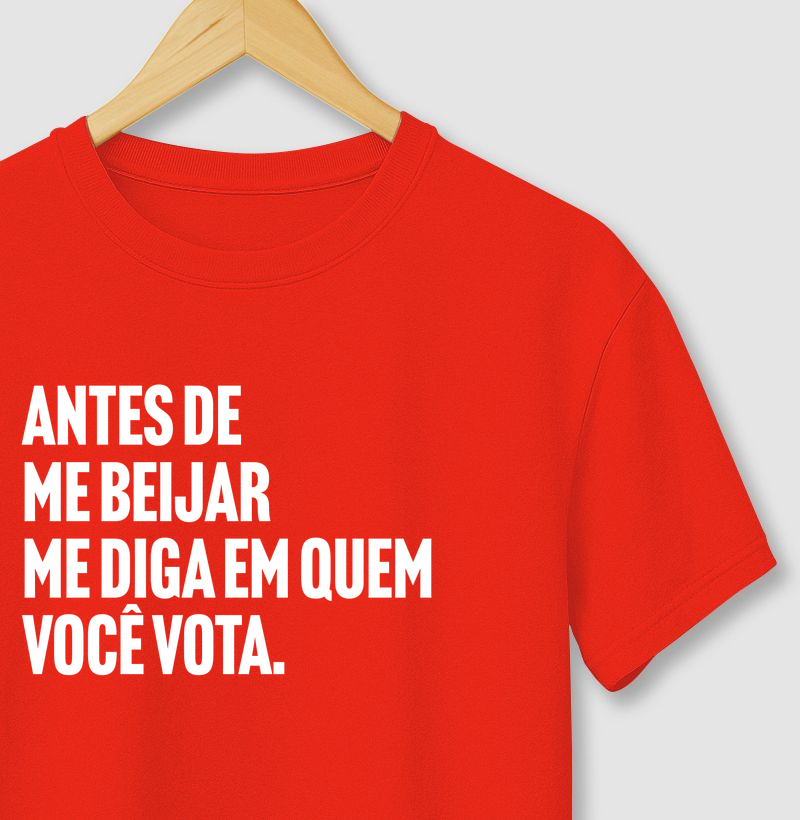 Antes deme beijar me diga em quem você vota. - Camiseta