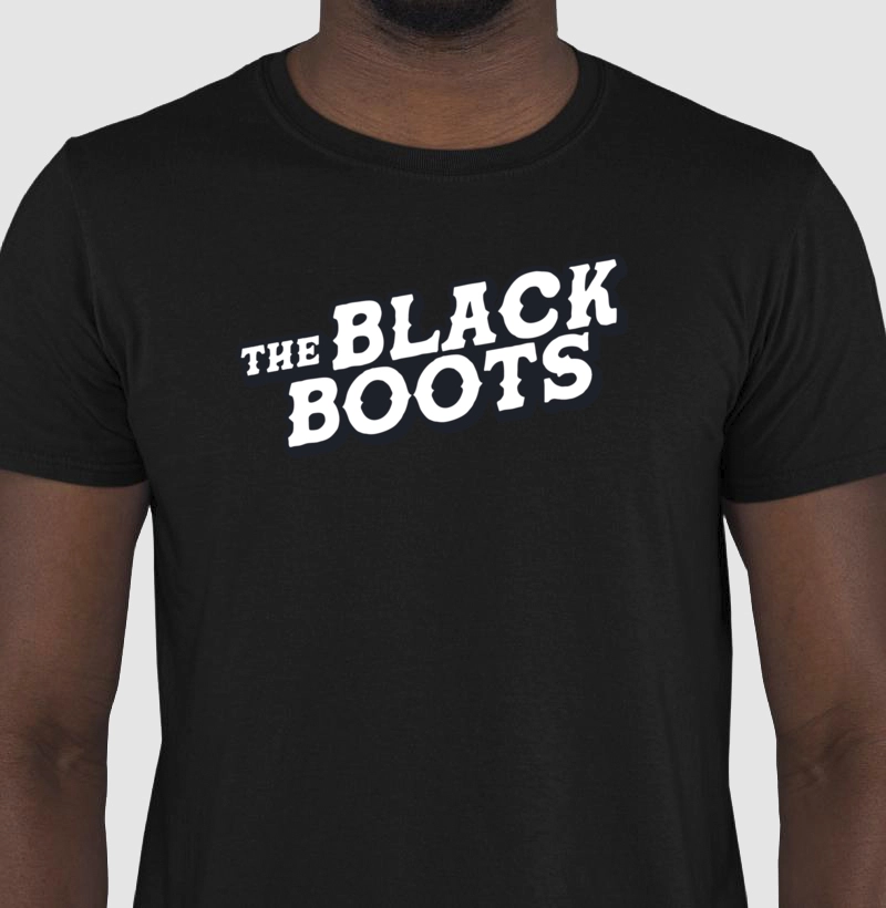 Camiseta Preta Masculina - The Black Boots (Logo Branco com Fundo)
