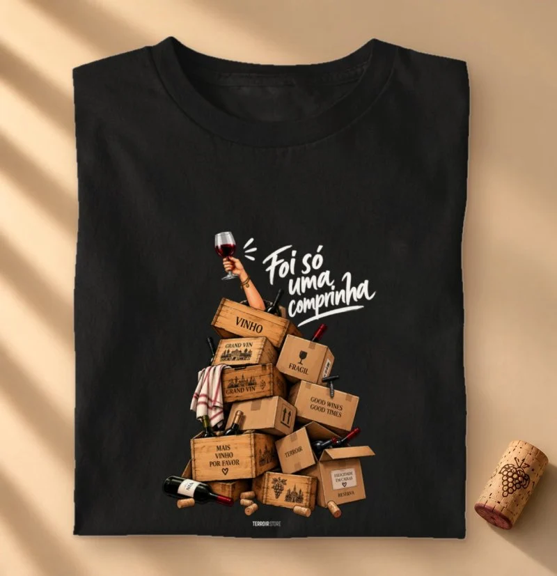 Camiseta “Mais Vinho Por Favor” – Wine Lifestyle Premium