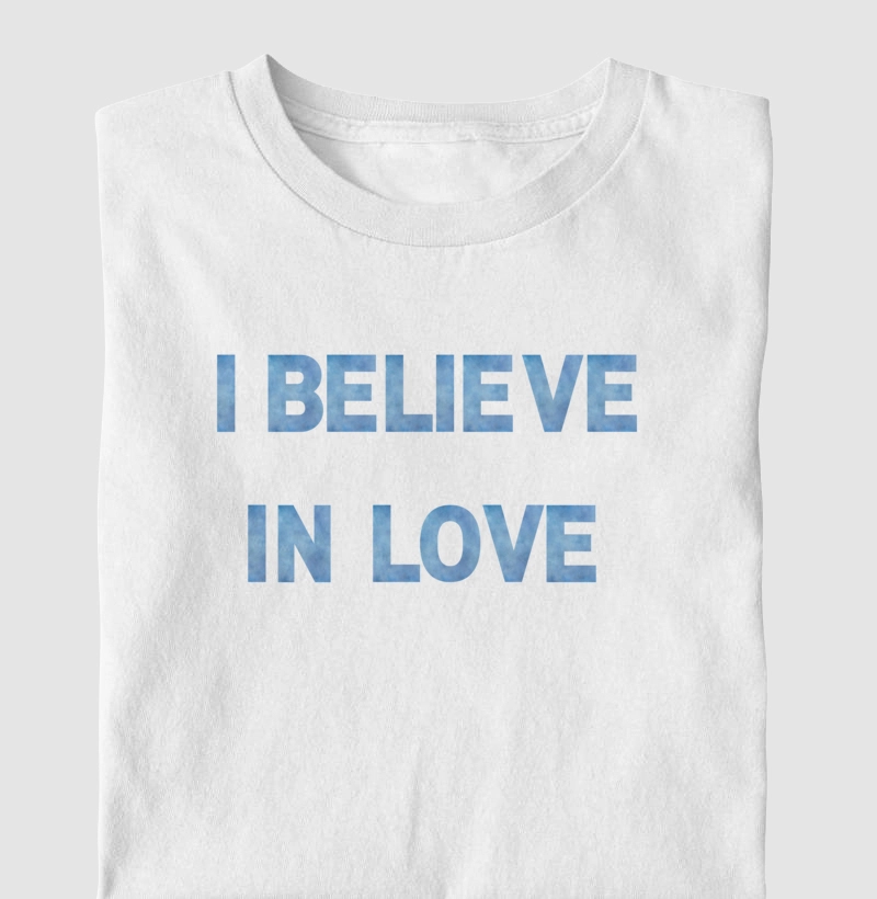 Camiseta Infantil Básica de Algodão " Acredito no amor"