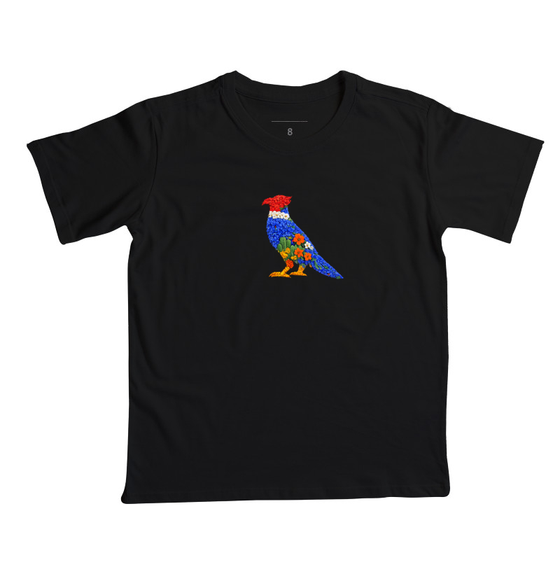 A força e a beleza do sertão nordestino ganham vida nesta estampa, onde o carcará — símbolo de coragem e resistência — apresenta o esplendor das flores que brotam mesmo em meio à aridez. - Camiseta Infantil