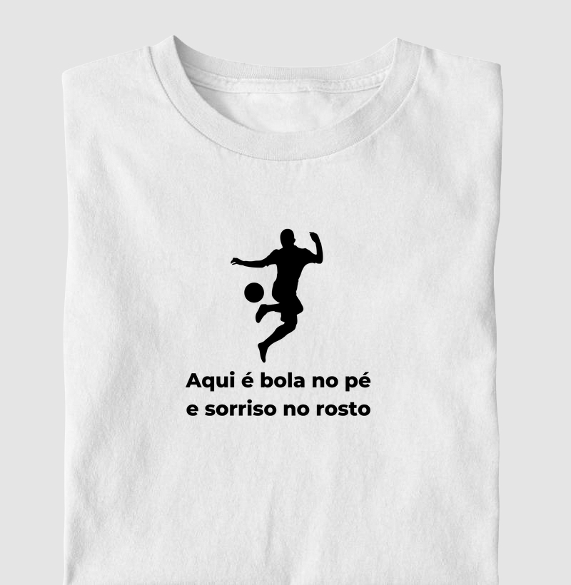 Aqui é bola no pé e sorriso no rosto