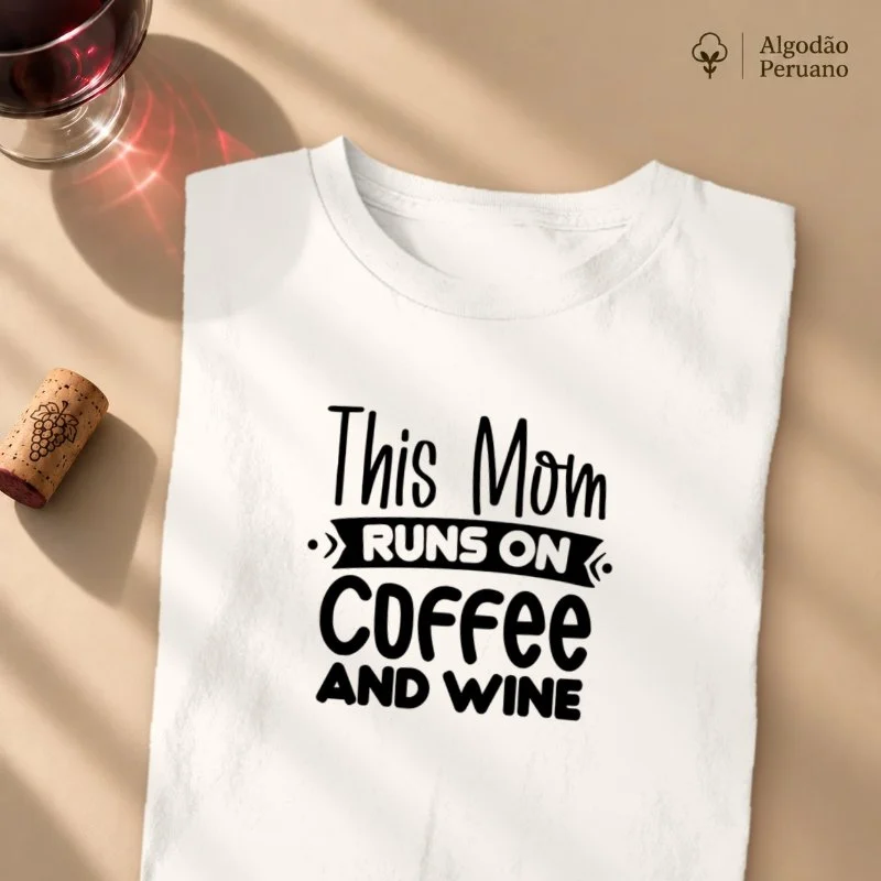 Camiseta This Mom runs on coffee and wine - Camiseta Algodão Peruano