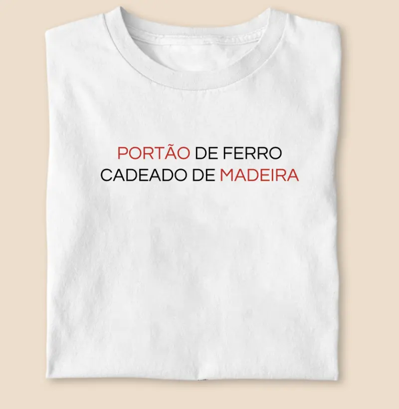 Portão de ferro cadeado de madeira