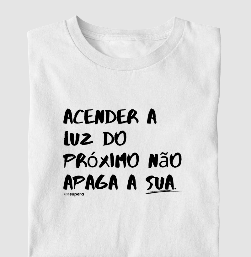 Camiseta "Acender a luz do próximo não apaga a sua"