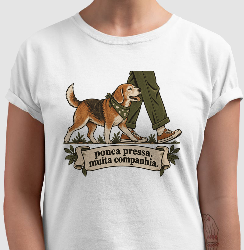 Camiseta Cachorro Idoso "pouca pressa. muita companhia." | Pelo & Pano