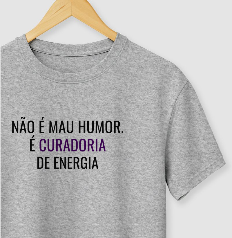 Não é mau humor. É curadoria de energia