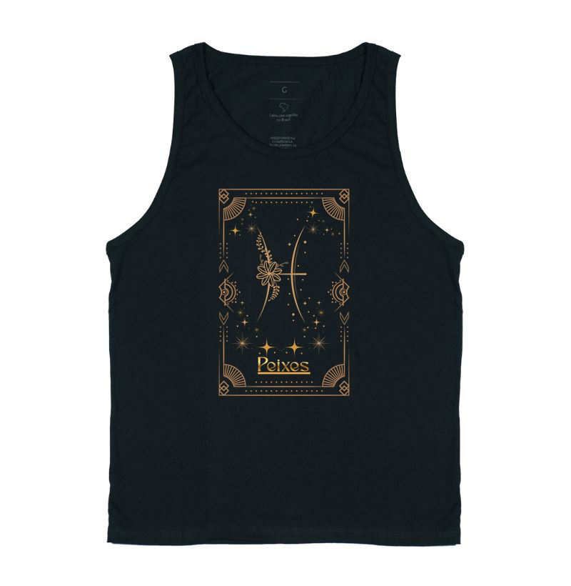 PEIXES — Tarô da Sensibilidade & Sonhos  Nesta estampa mística, o símbolo de Peixes flutua em dourado dentro de uma carta que lembra águas profundas, intuição e imaginação espiritual. Os elementos astrais criam uma atmosfera de sonhos, empatia e conexão com o invisível. Produzida em 100% algodão 30.1 penteado, entrega maciez, suavidade e conforto envolvente. Uma peça para quem sente o mundo com coragem e poesia.