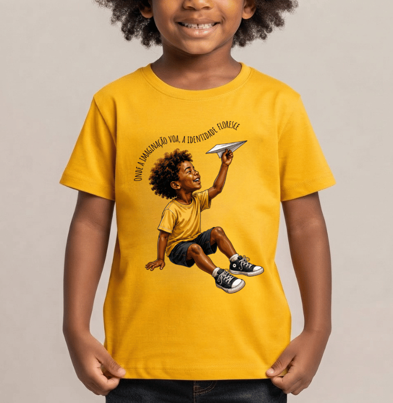 Onde a Imaginação Voa, a Identidade Floresce - Camiseta Infantil