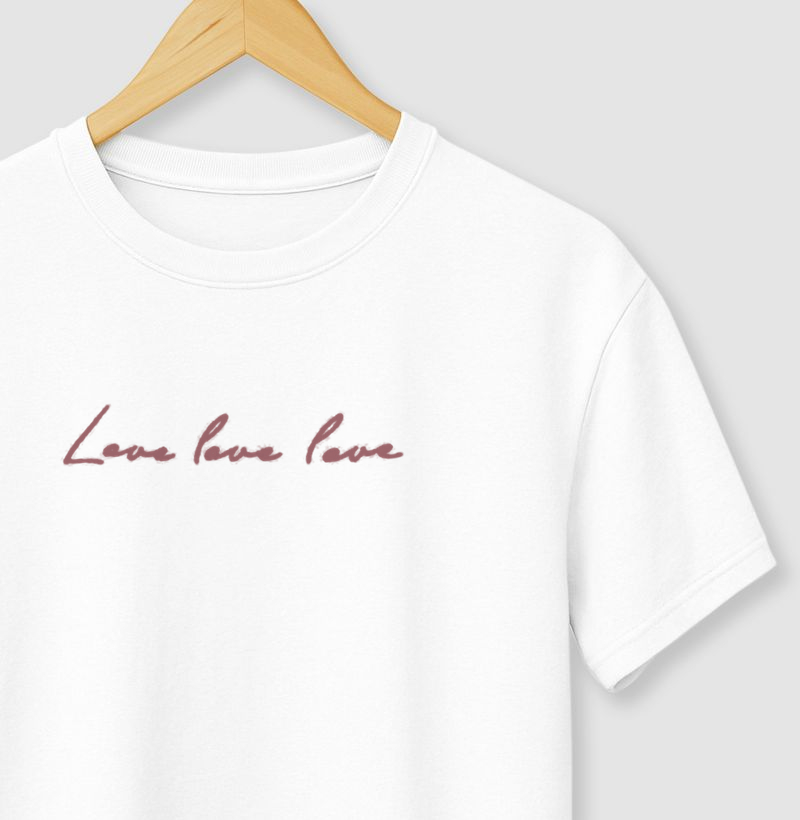 Essenciais | Love Love Love - Camiseta