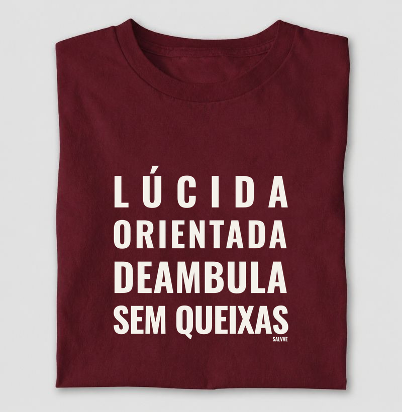 Lúcida, orientada, deambula e sem queixas