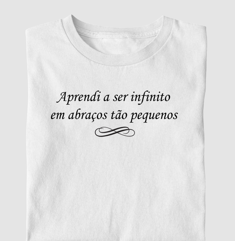 Aprendi a ser infinito em abraços tão pequenos 