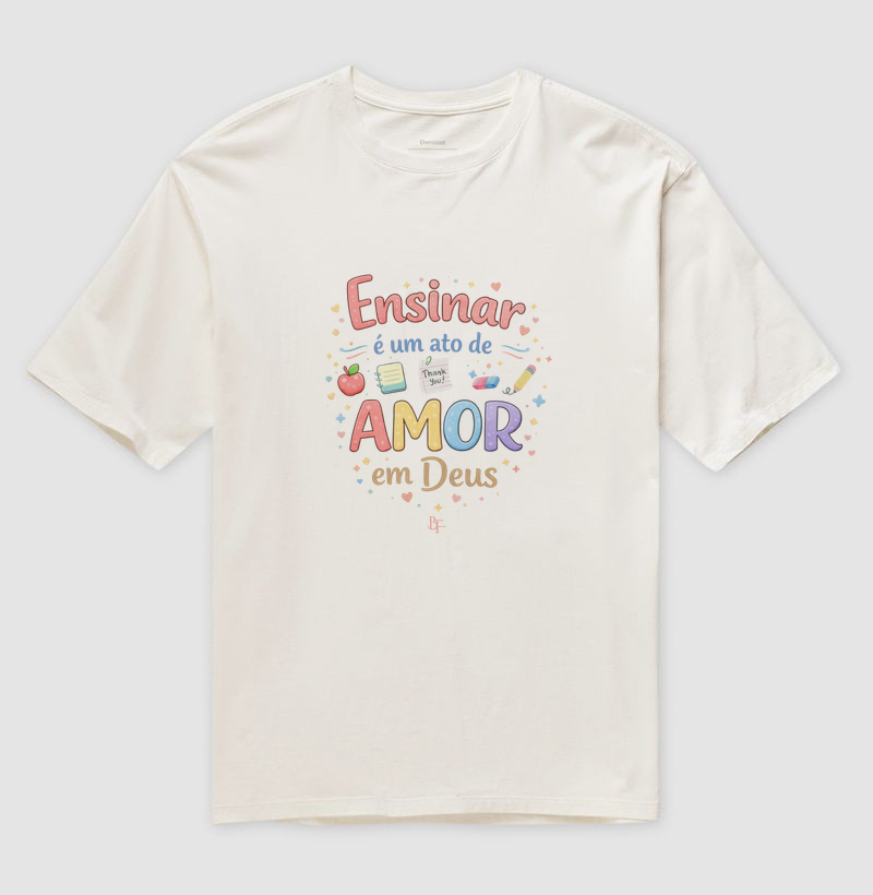 Ensinar é um ato de amor em Deus - Camiseta Oversized
