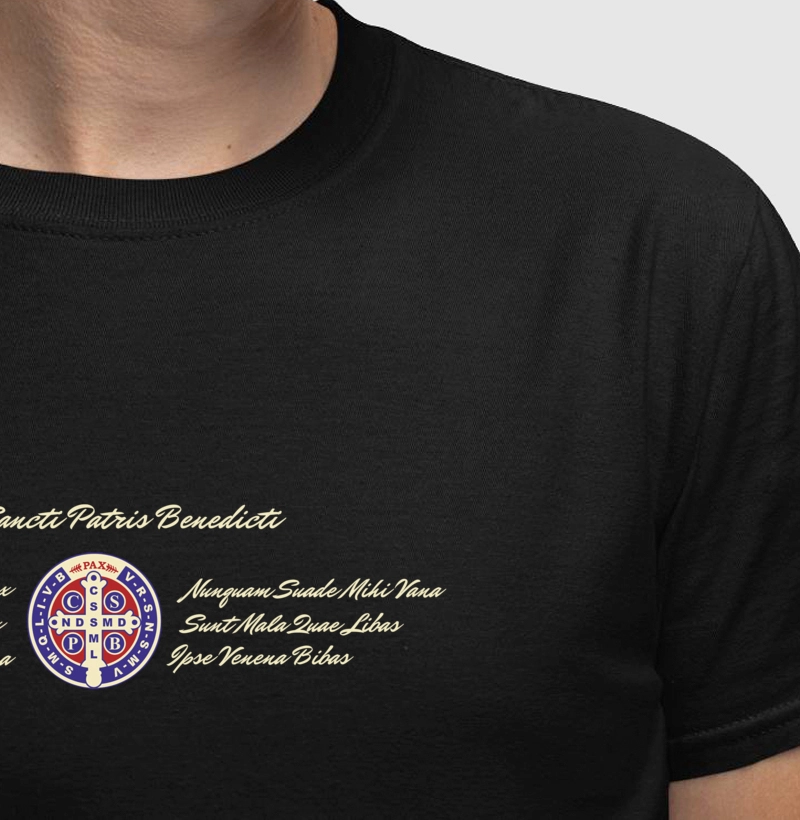 Camiseta Oração de São Bento em Latim