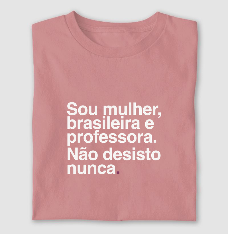 Sou mãe, brasileira e professora. Não desisto nunca.
