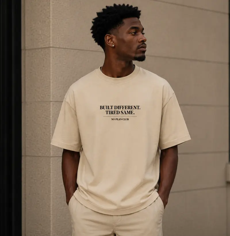 Camiseta Oversized Built Different Tired Same – No Plan Club