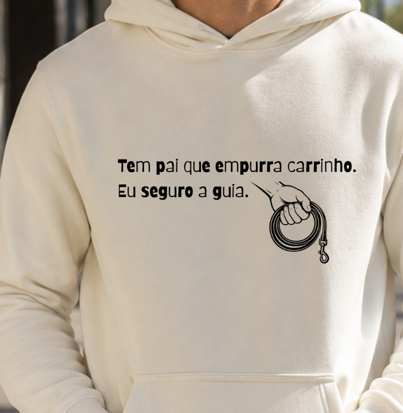 Tem pai que empurra carinho, eu seguro a guia
