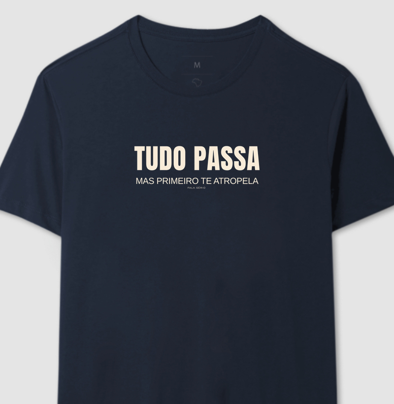 Camiseta Tudo passa, mas primeiro te atropela – Fala Sério Store