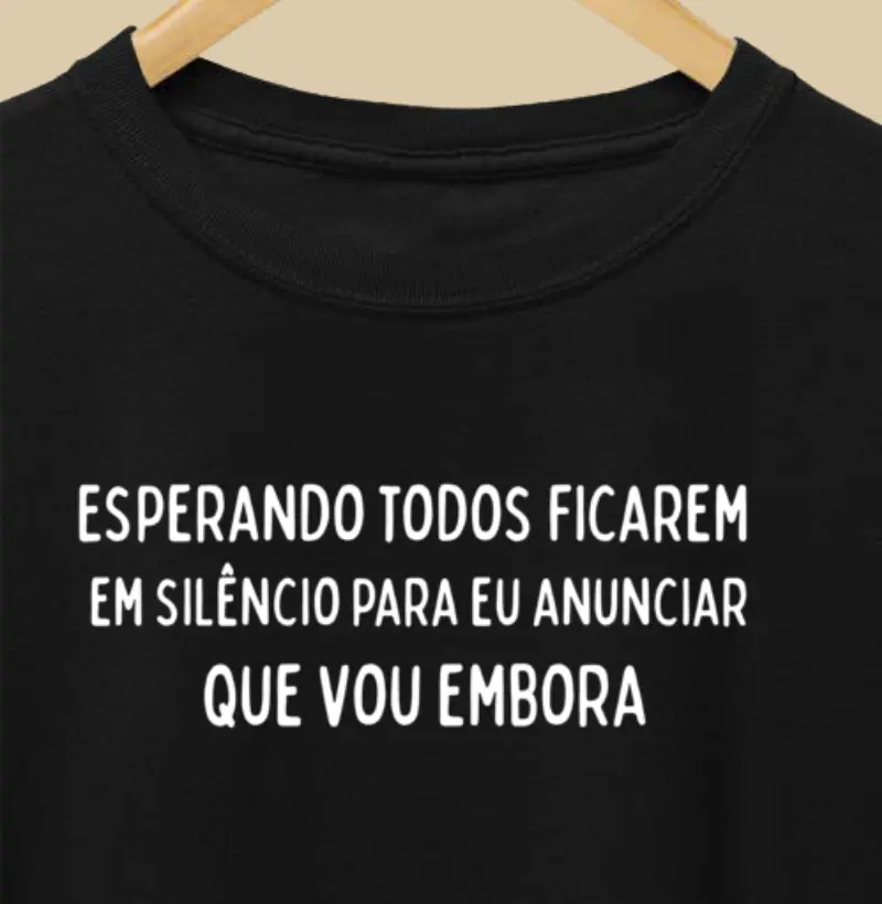 Esperando todos ficarem  em silêncio para eu anunciar  que vou embora