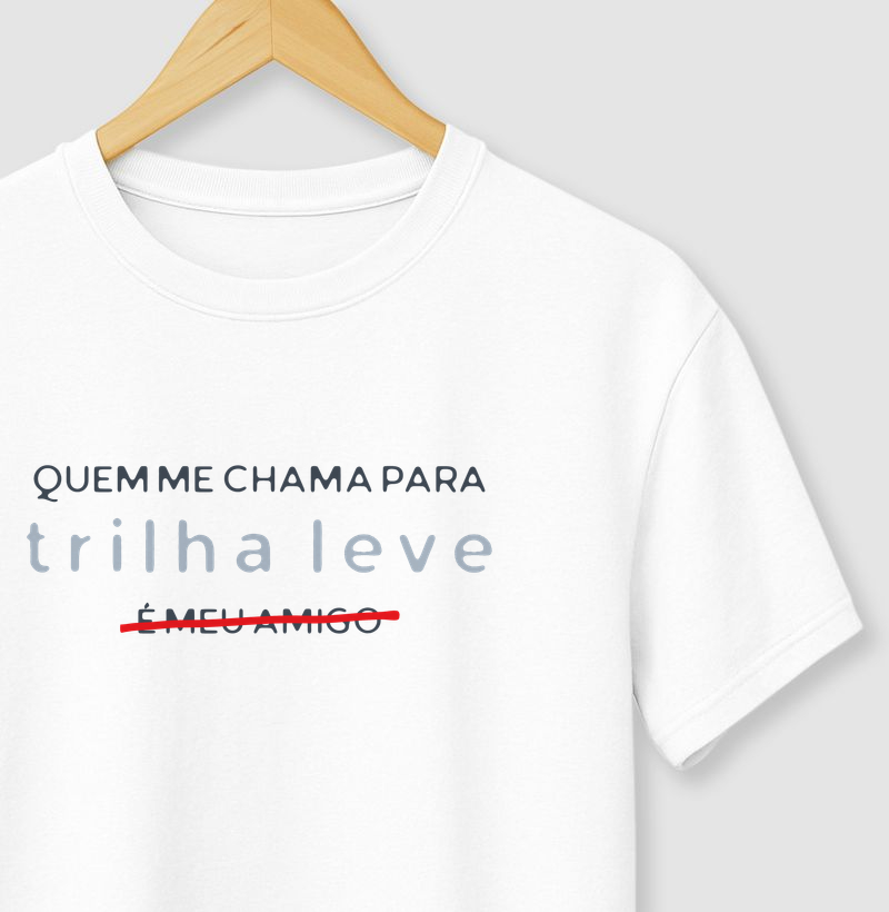 Quem Me Chama Para Trilha Leve... - Camiseta