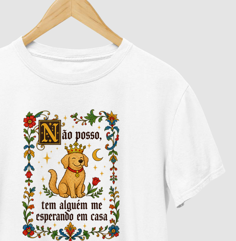 Tem Alguém Me Esperando em Casa — Cachorro - Camiseta