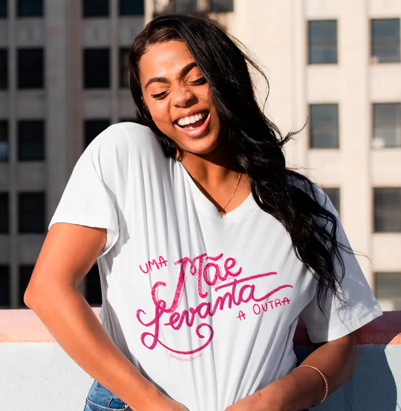 Uma mae levanta a outra