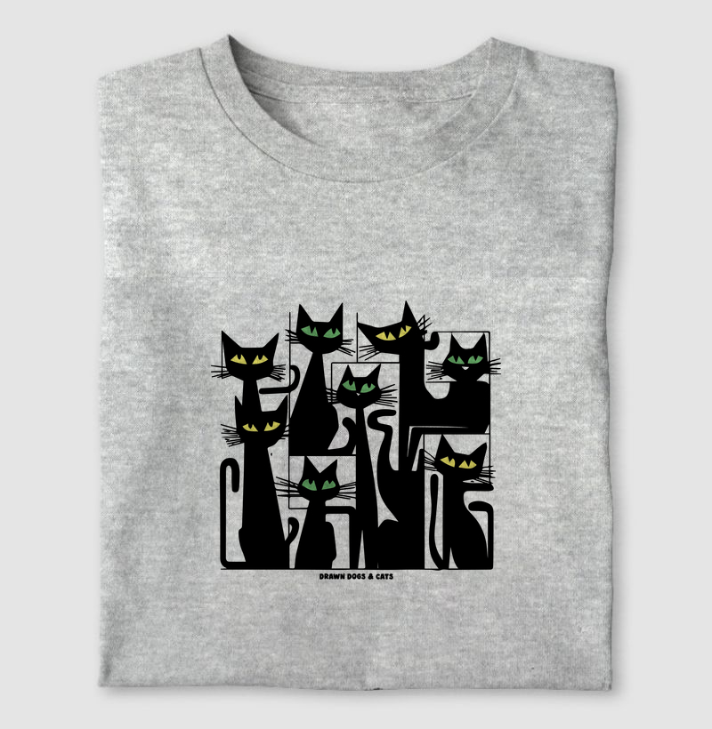 Varios gatos pretos