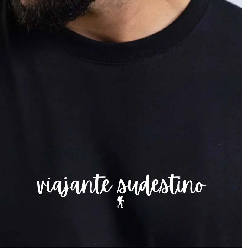 Camiseta Viajante Sudestino | Caligrafia Minimalista Sudeste Viagem | Colecao Viciados em Viagem
