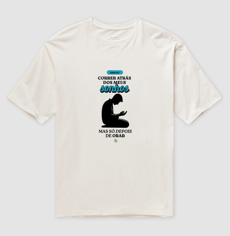 Lembrete Correr atrás dos meus sonhos, mas só depois de orar - Camiseta Oversized
