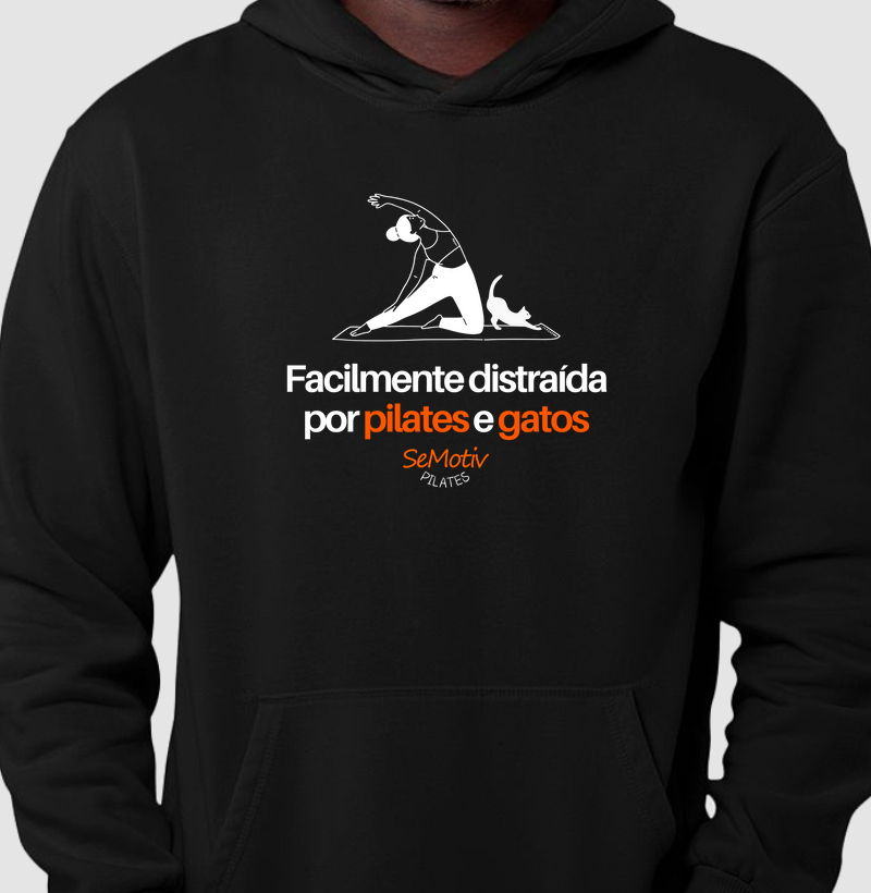 Facilmente distraída por pilates e gatos