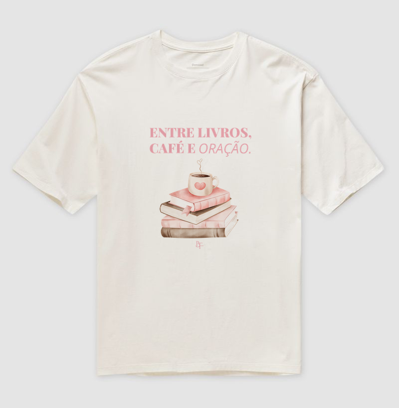 Entre livros, café e oração - Camiseta Oversized