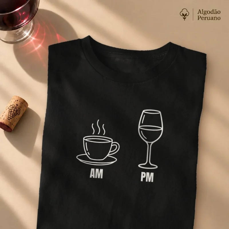 Camiseta Café de Dia, Vinho à Noite – Lifestyle Coffee & Wine