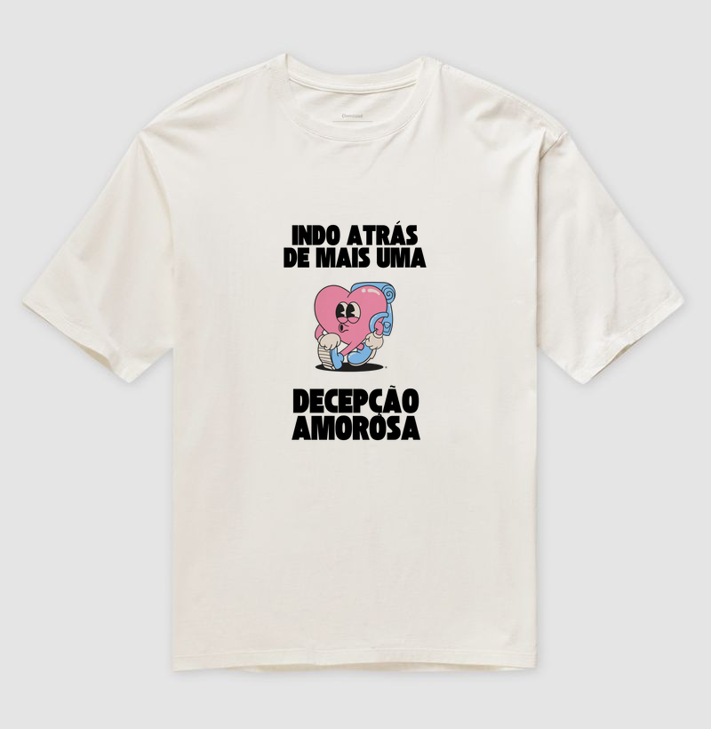 Camiseta Oversized Indo atrás de mais uma decepção amorosa 