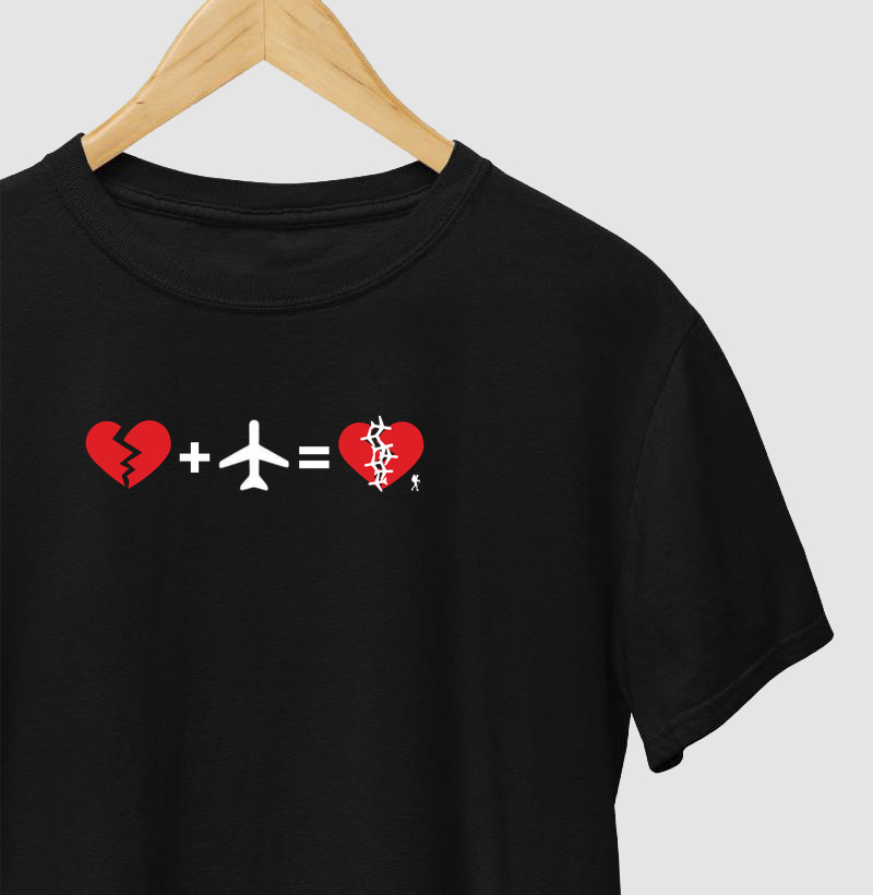Camiseta Coracao Partido Mais Aviao Igual Coracao Curado | Equacao Viagem Humor | Colecao Viciados em Viagem